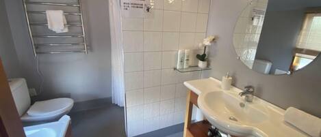 Sèche-cheveux, serviettes fournies, savon, shampoing