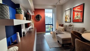 Un salon moderne avec un canapé, une table basse et une grande fenêtre.