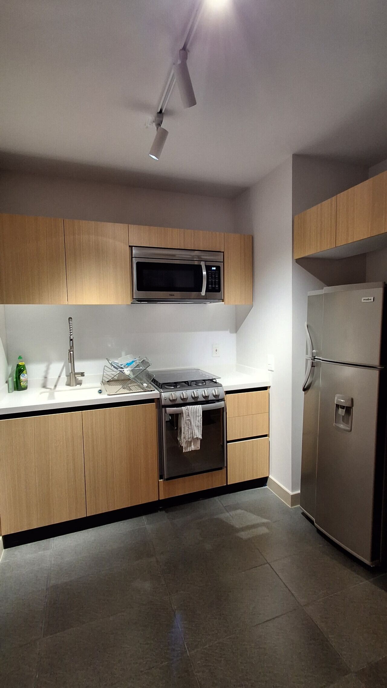 冰箱、微波炉、烤箱、炉灶