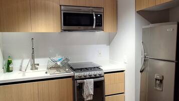 Geladeira, micro-ondas, fogão, cooktop