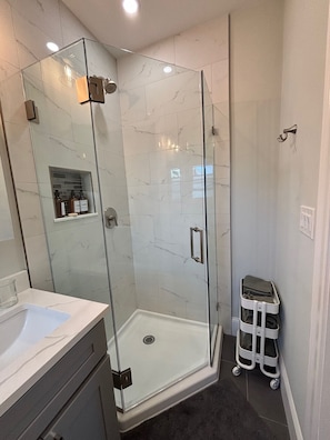 Dusche, Handtücher, Seife, Toilettenpapier