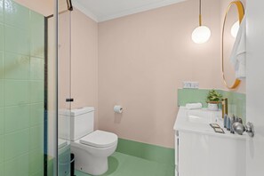 Douche, sèche-cheveux, serviettes fournies, savon