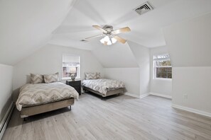 5 chambres, fer et planche à repasser, lit de bébé portatif