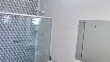 Estúdio | Banheiro | Chuveiro, toalhas de banho, sabonete, shampoo