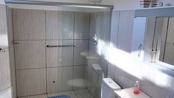 Family Suite | Bathroom | Shower, towels, soap, shampoo