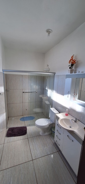 Family Suite | Bathroom | Shower, towels, soap, shampoo