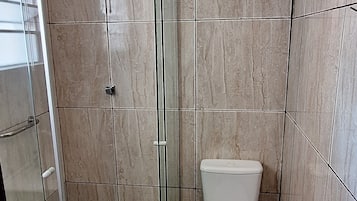 Ducha, toallas, jabón, shampoo