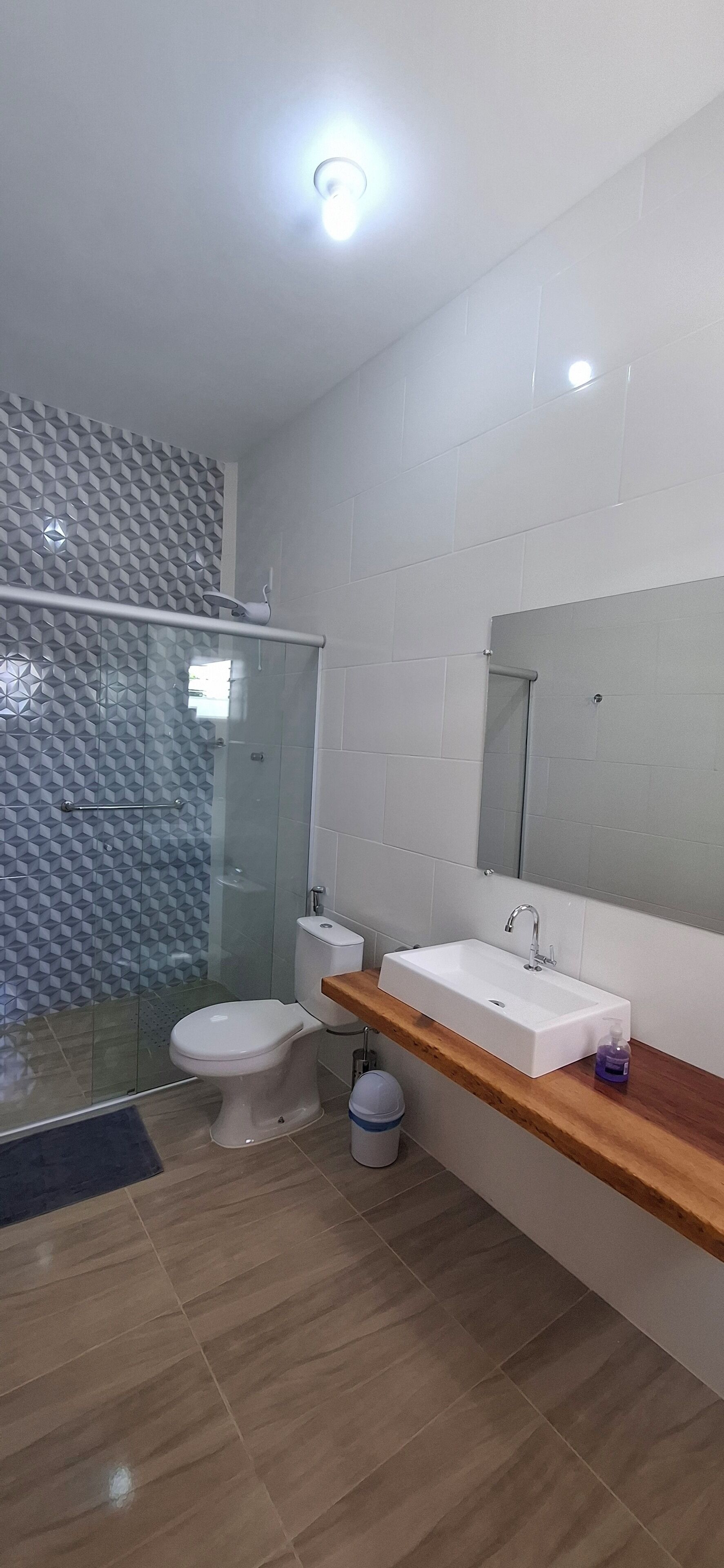 Estúdio | Banheiro | Chuveiro, toalhas de banho, sabonete, shampoo