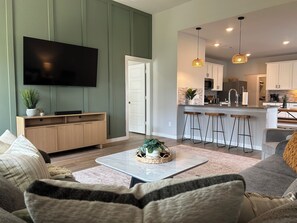 TV - Spacious 4BR Family Retreat- Comfort & Fun for All Ages (Shenandoah)