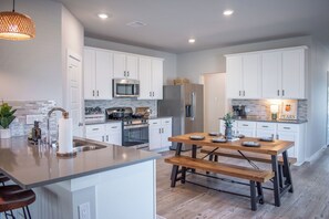 冷蔵庫、電子レンジ、オーブン、コンロ