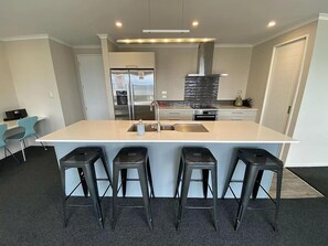 Fridge, microwave, oven, stovetop - Southholm Lake Tekapo (Lake Tekapo)