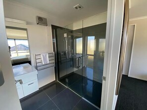 Secador de pelo, toallas, jabón y champú