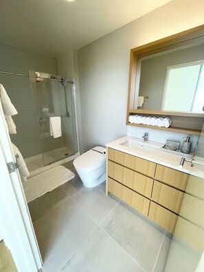 Dusche, Haartrockner, Bidet, Handtücher