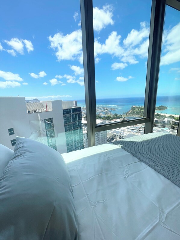 2 bedrooms, iron/ironing board, internet, bed sheets