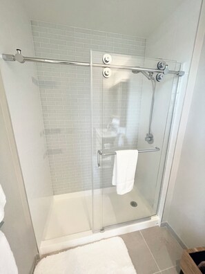 Shower, hair dryer, bidet, towels - Welcome to magnificent views of Diamond Head, Ala Moana Beach! (Honolulu)