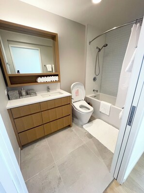 Douche, sèche-cheveux, bidet, serviettes fournies