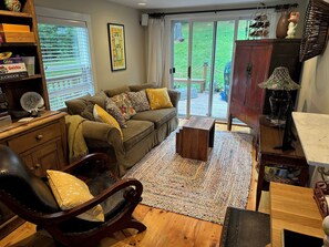 TV connectée, cheminée, chaîne hi-fi