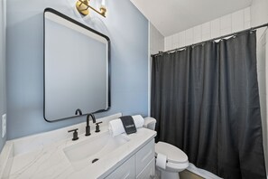 Douche, sèche-cheveux, bidet, serviettes fournies
