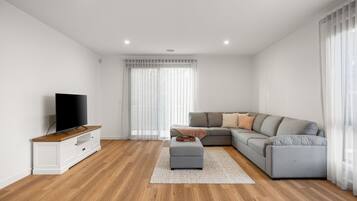 Una televisión, una chimenea, una mesa de tenis de mesa, libros