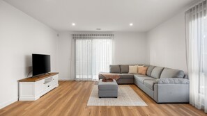 Una televisión, una chimenea, una mesa de tenis de mesa, libros