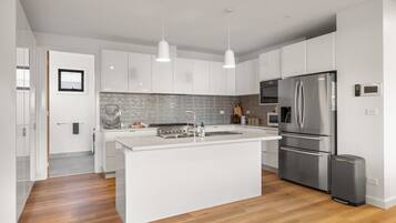 Frigorífico, microondas, horno y placa de cocina