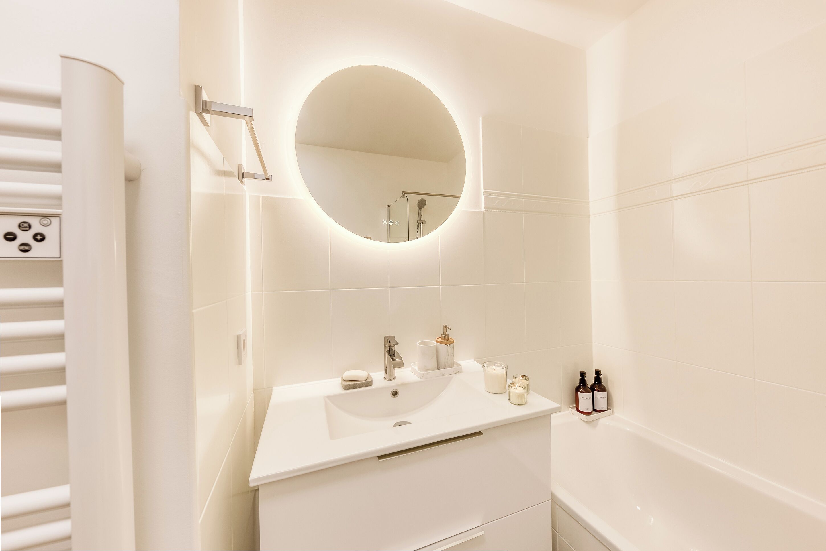 Sèche-cheveux, serviettes fournies, savon, papier toilette