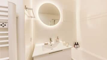 SĂšche-cheveux, serviettes fournies, savon, shampoing