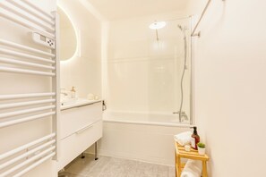 Hair dryer, towels, soap, shampoo - T3 Terasse Parking Gare-Paris 30 min - St Ouen 95 (Saint-Ouen-l'Aumône)