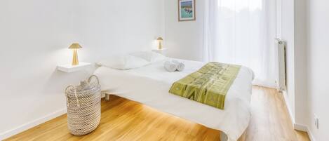 2 slaapkamers, een strijkplank/strijkijzer, internet, beddengoed