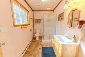 Shower, hair dryer, towels - Craftsman Cottage: Your Perfect Summer Cottage — Swim, Paddle & Relax (Iron Mountain)