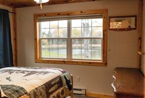 2 bedrooms, free WiFi, bed sheets - Craftsman Cottage: Your Perfect Summer Cottage — Swim, Paddle & Relax (Iron Mountain)