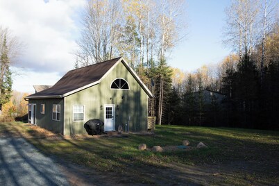 Craftsman Cottage(Iron Mountain, Mi): Sleeps 4, pet friendly on Bustler's Lake