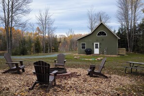 Outdoor dining - Craftsman Cottage: Your Perfect Summer Cottage — Swim, Paddle & Relax (Iron Mountain)