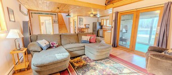 Craftsman Cottage: Spring Lakefront Escape , Peaceful Views & Wildlife Everywhere