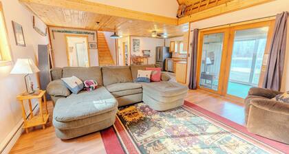 Craftsman Cottage: Spring Lakefront Escape , Peaceful Views & Wildlife Everywhere