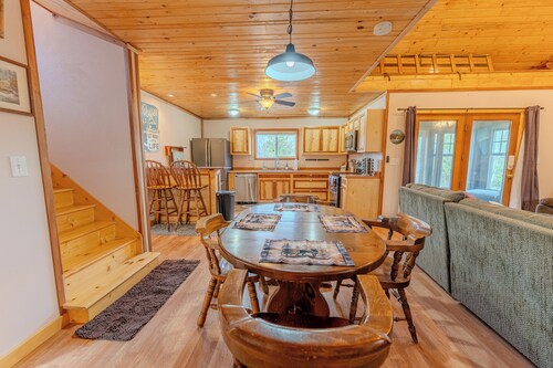 Craftsman Cottage(Iron Mountain, Mi): Sleeps 4, pet friendly on Bustler's Lake