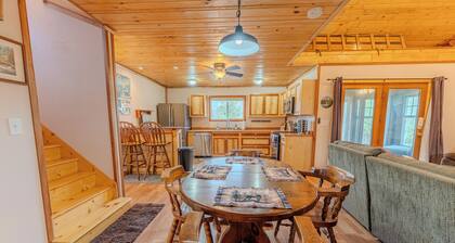 Craftsman Cottage(Iron Mountain, Mi): Sleeps 4, pet friendly on Bustler's Lake