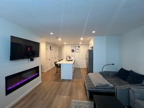 Televisión, chimenea y monitor de computadora 