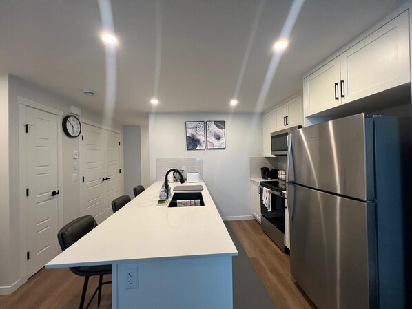 冷蔵庫、電子レンジ、オーブン、コンロ