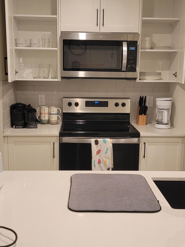 Refrigerador, microondas, horno y parrilla de estufa 