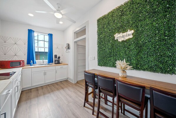 Réfrigérateur, micro-ondes, plaque de cuisson, cafetière/bouilloire