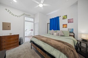 1 bedroom, in-room safe, desk, iron/ironing board - King Suite 30+ Day Stay l Near Downtown & Airport (San Antonio)