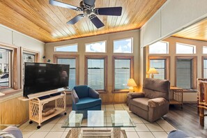 Téléviseur, table de ping-pong, livres