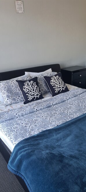 4 bedrooms, iron/ironing board, WiFi, bed sheets