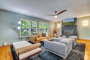 Smart TV, fireplace, video games, DVD player - Ski Jack Frost + Big Boulder : Game Room : Hot Tub (Lake Harmony)