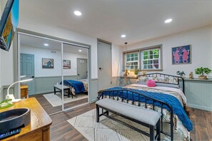4 bedrooms, desk, iron/ironing board, travel crib