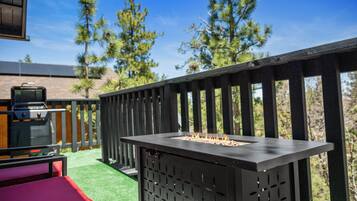Luxury Cabin, 2 Bedrooms, Mountain View | Terrace/patio