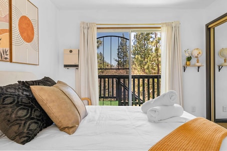 Luxury Cabin, 2 Bedrooms, Mountain View | Premium bedding, in-room safe, individually decorated
