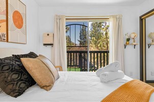 Ropa de cama de alta calidad y caja de seguridad en la habitación 