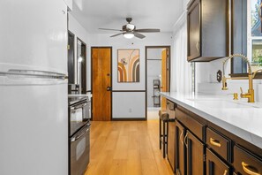 Cabaña de lujo, 2 habitaciones, vista a la montaña | Cocina privada | Refrigerador, microondas, horno y parrilla de estufa 